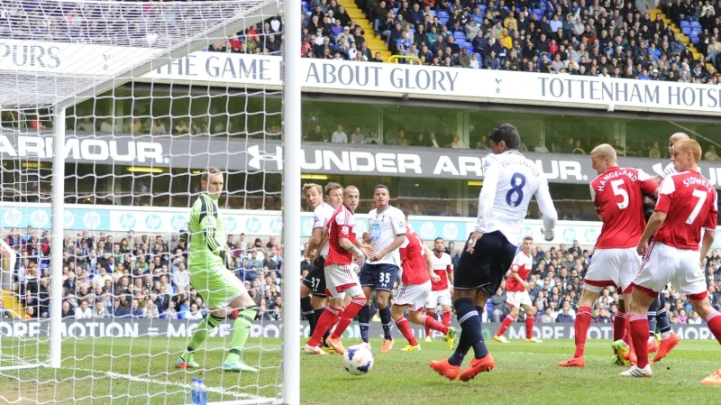 Paulinho střílí branku za Tottenham