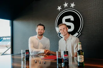 Sivert Mannsverk se sportovním ředitelem Sparty Tomášem Rosickým