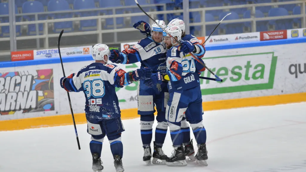 Hokejisté Komety slaví trefu Luboše Horkého