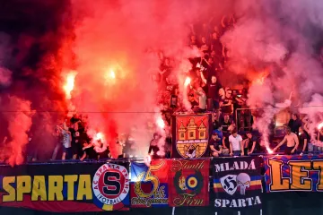 Fanoušci Sparty na letenském stadionu