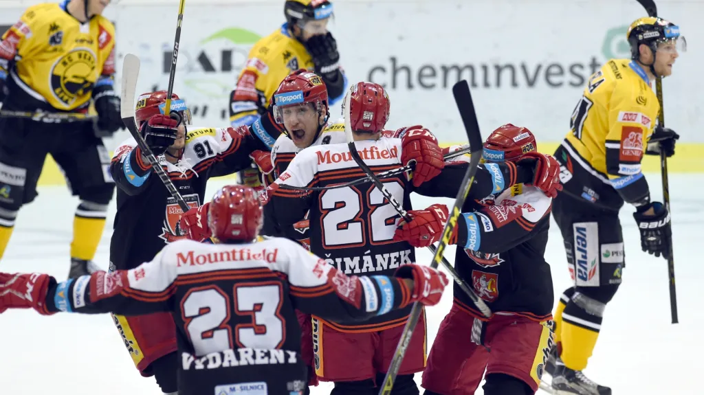 Radost hokejistů Hradce Králové proti Litvínovu