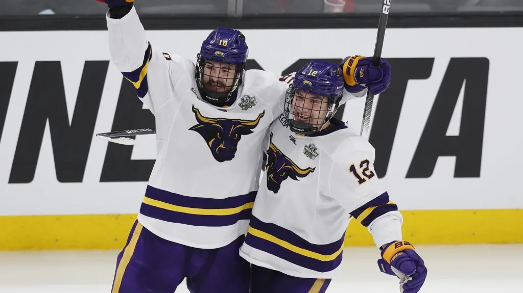 Ondřej Pavel z celku Minnesota State University slaví gól