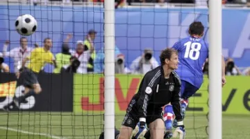 Ivica Olič střílí gól do sítě Jense Lehmanna