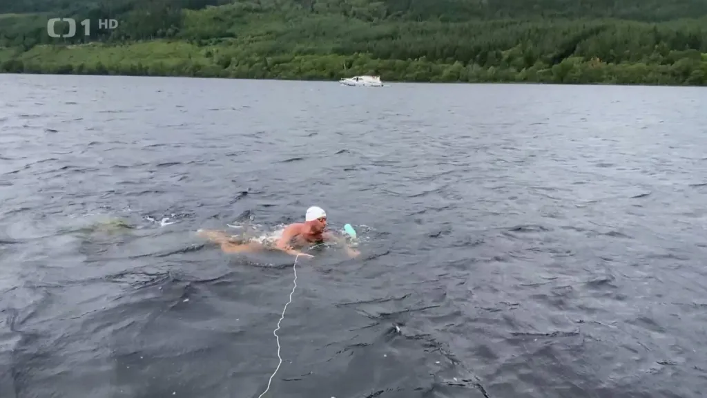 Vítek jako první Čech přeplaval jezero Loch Ness. Útok na světový rekord mu těsně nevyšel