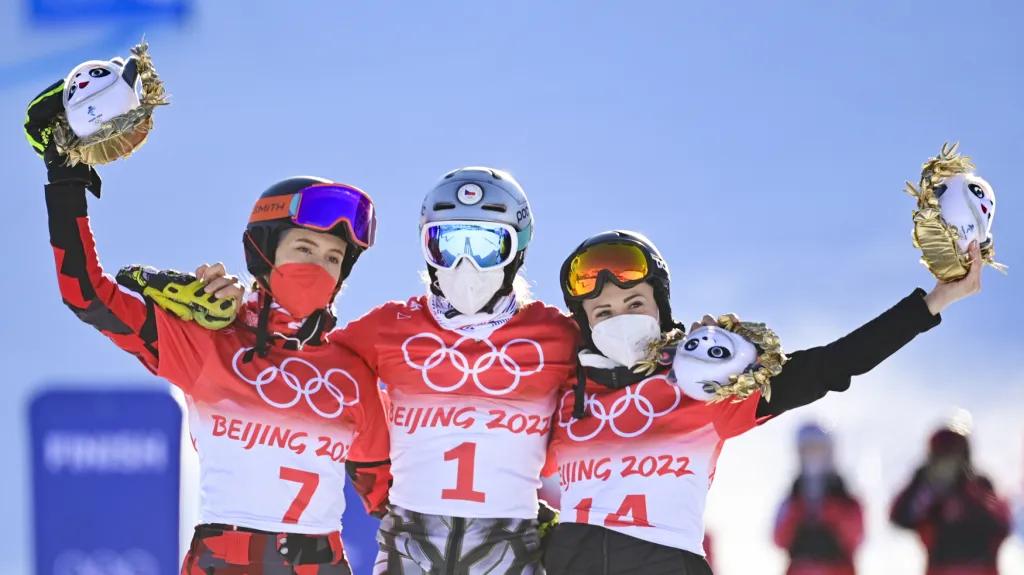 Ester Ledecká (uprostřed) se soupeřkami