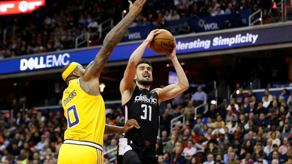 Tomáš Satoranský z Washingtonu (vpravo) v utkání proti Golden State