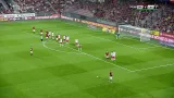 Moment v utkání Sparta - Crvena Zvezda: Břevno Davida Lafaty (78. min.)