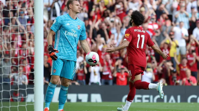 Bernd Leno z Arsenalu tahá míč ze sítě po gólu Mohameda Salaha z Liverpoolu