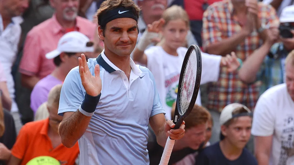 Roger Federer s novou raketou na turnaji v Hamburku