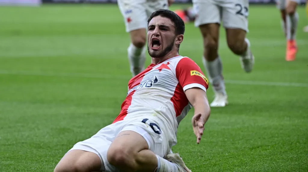 Christos Zafeiris ze Slavie se raduje z gólu.