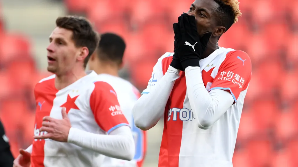 Peter Olayinka smutní v zápase s Karvinou