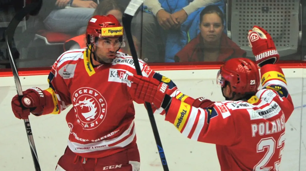 Třinecký Zbyněk Irgl (vlevo) se raduje z gólu s Jiřím Polanským