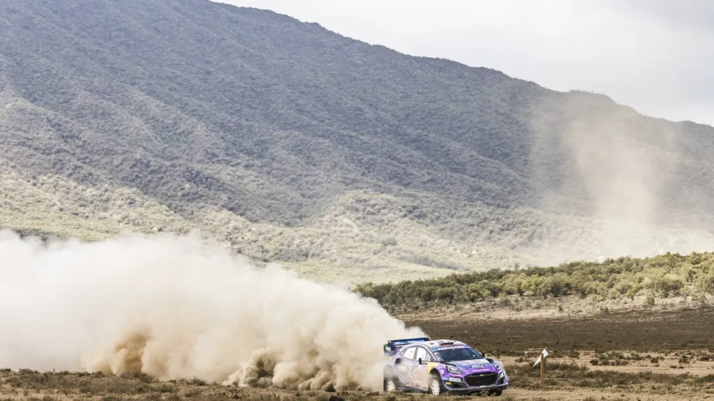 Po první etapě Safari rallye v Keni vede Ogier