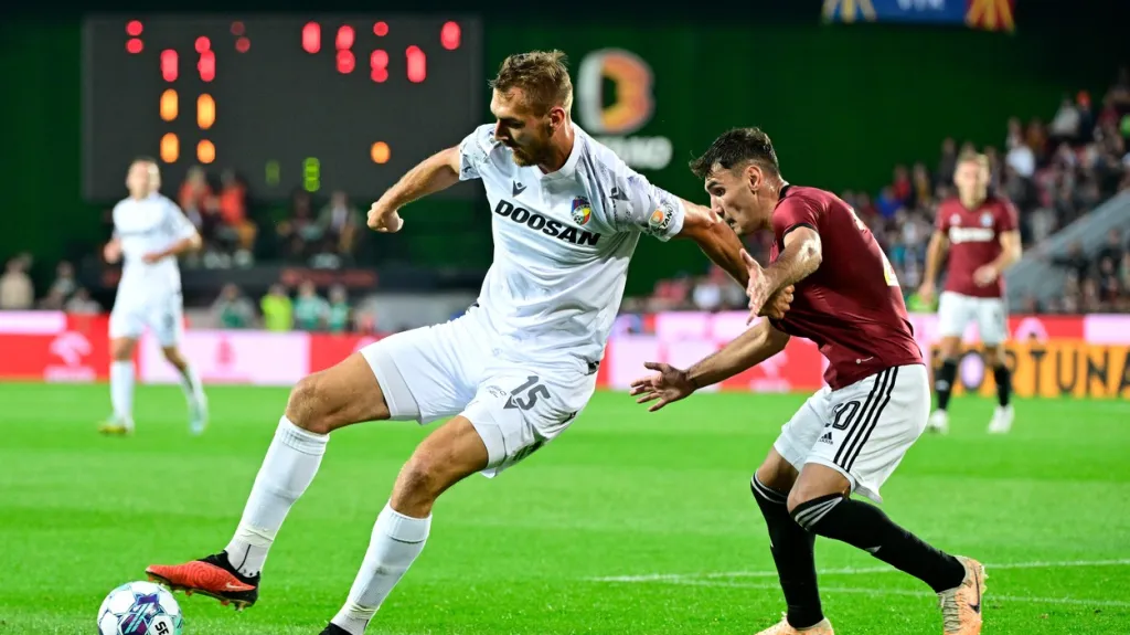 Tomáš Chorý z Plzně a Qazim Laci ze Sparty.