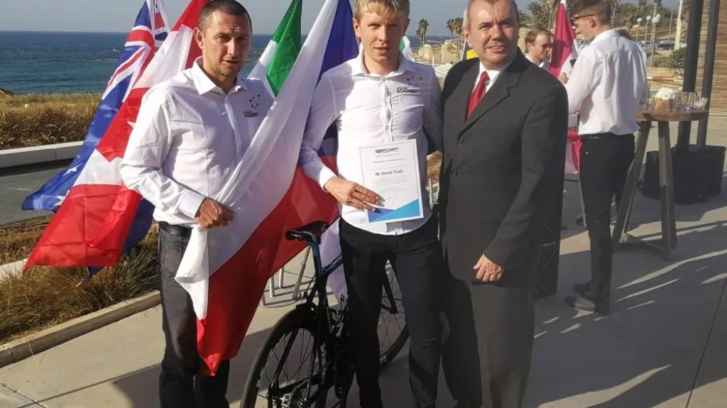 René Andrle (vlevo) spolu s Danielem Turkem a diplomatem Karlem Pažourkem