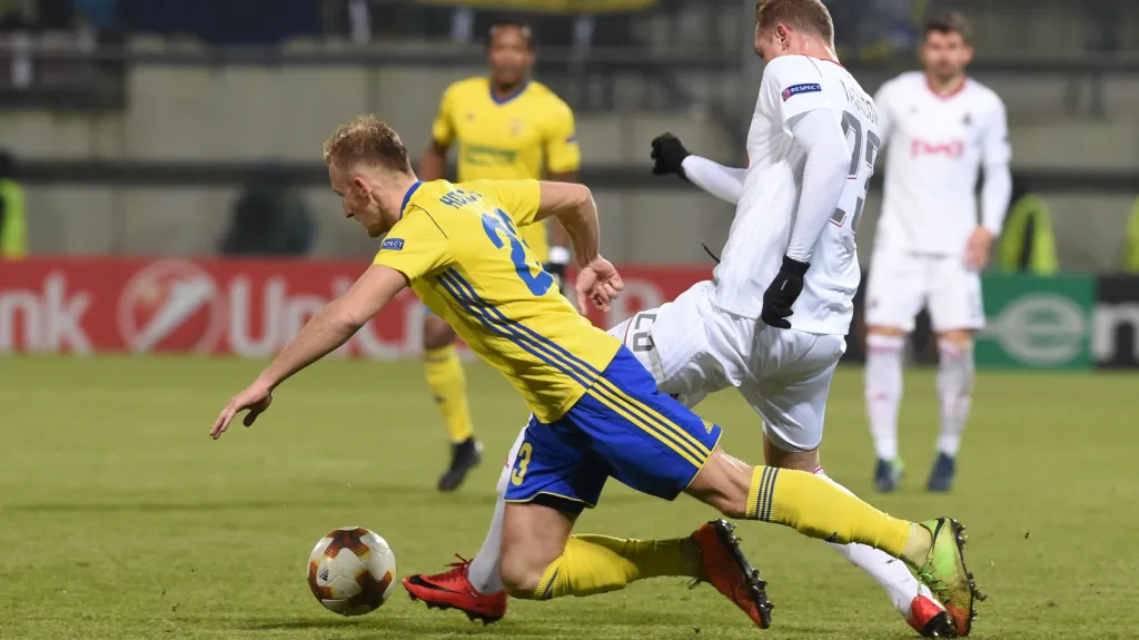 Miloš Kopečný padá přes nohu Dmitrije Tarasova