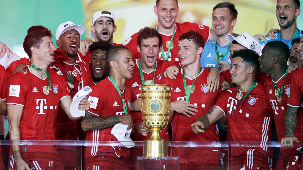 Fotbalisté Bayernu s trofejí pro vítěze Německého poháru
