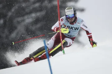 Manuel Feller z Rakouska během slalomu SP ve Flachau