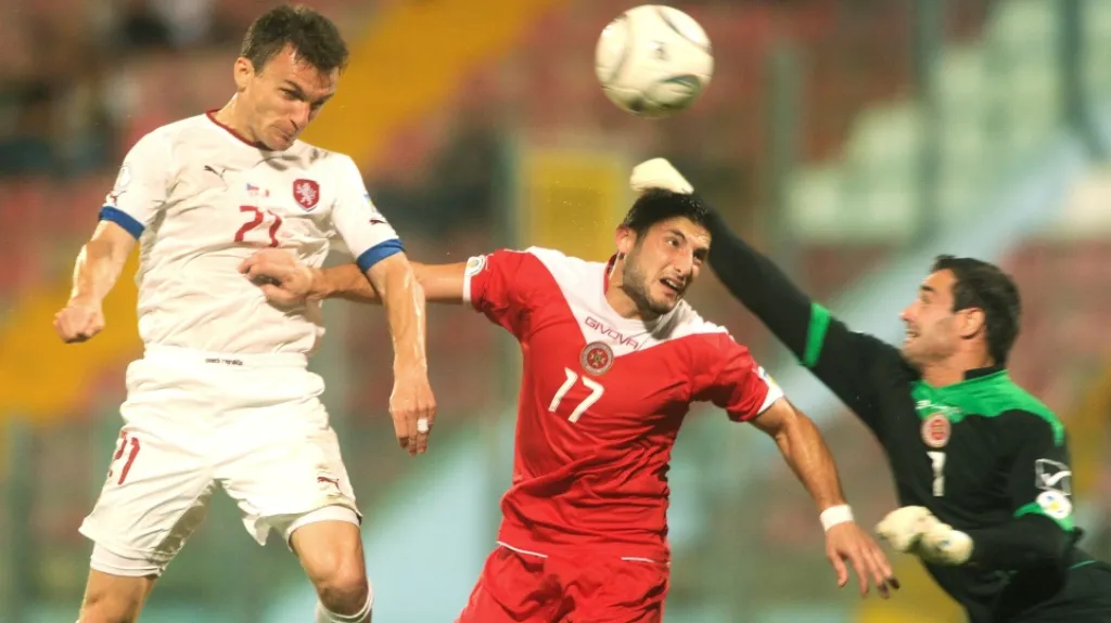 David Lafata střílí druhý gól českého týmu.