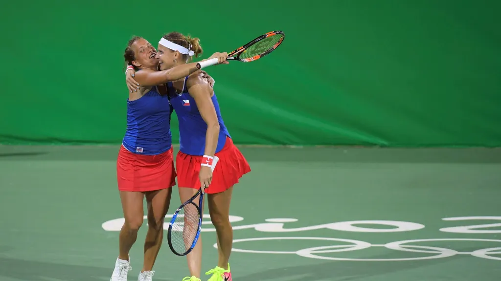 Slavící Lucie Šafářová a Barbora Strýcová