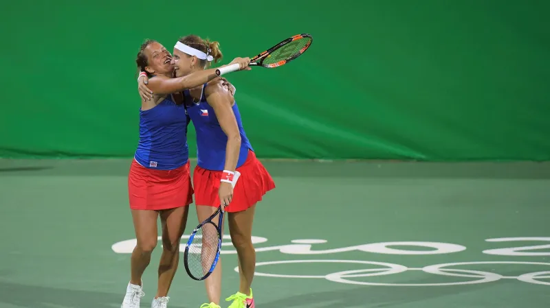 Slavící Lucie Šafářová a Barbora Strýcová