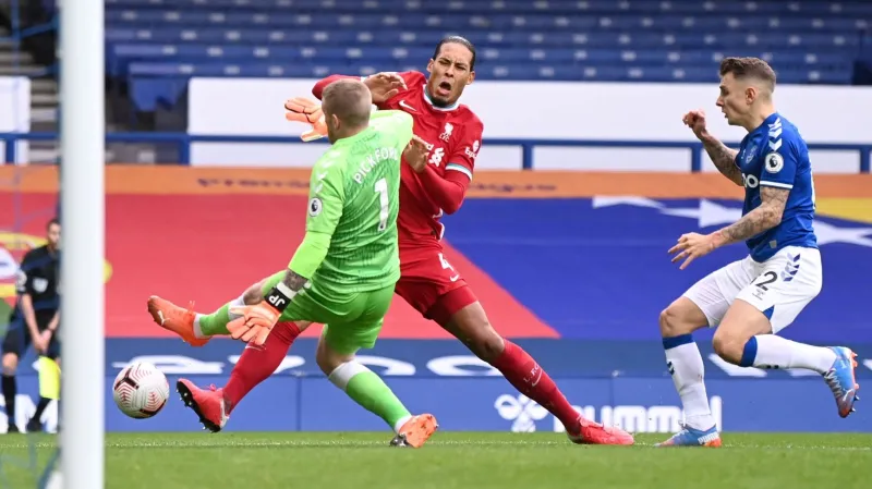 Srážka Jordana Pickforda s Virgilem van Dijkem