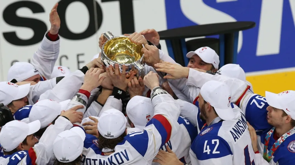 Ruští hokejisté s pohárem pro mistry světa