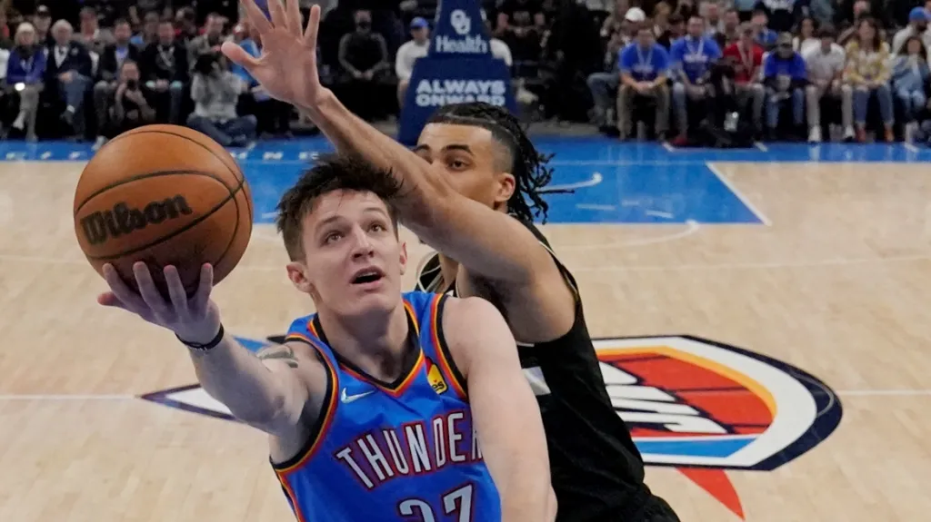 Vít Krejčí z Oklahomy se snaží prosadit v utkání s Milwaukee