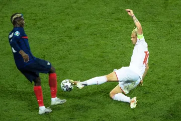 Granit Xhaka v duelu s Paulem Pogbou