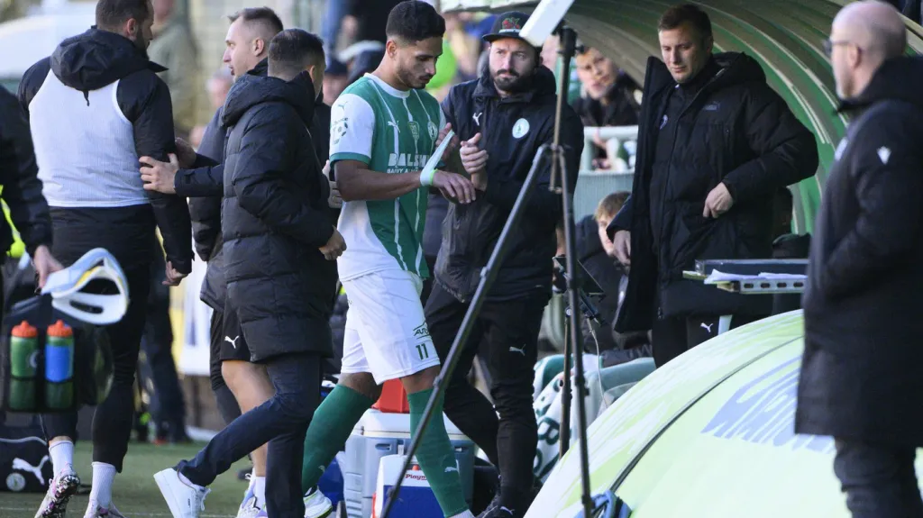 Eric Ramírez odchází ze hřiště