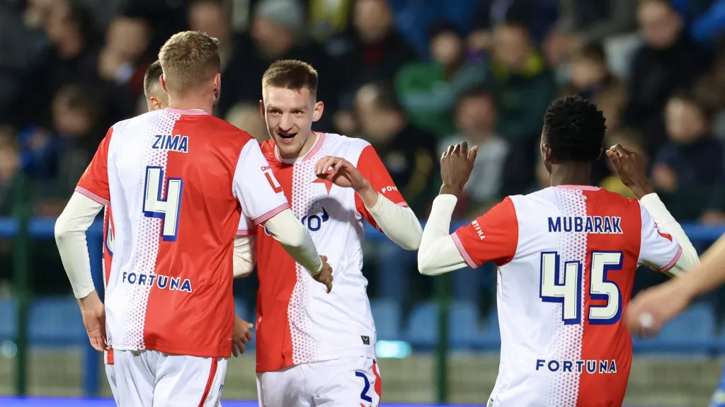 Štěpán Chaloupek se raduje se spoluhráči