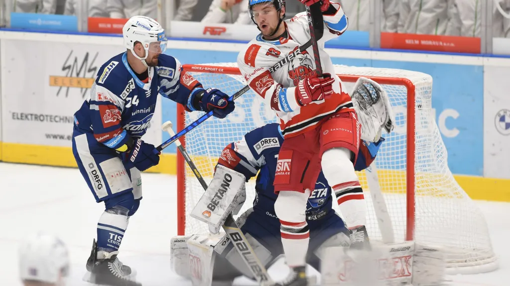 Olomoucký Matouš Menšík cloní brankáři Komety Brno