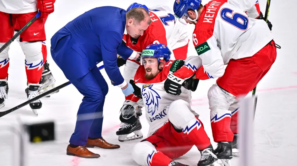 Jiří Černoch se těžce zvedá po faulu Mislava Rosandiče