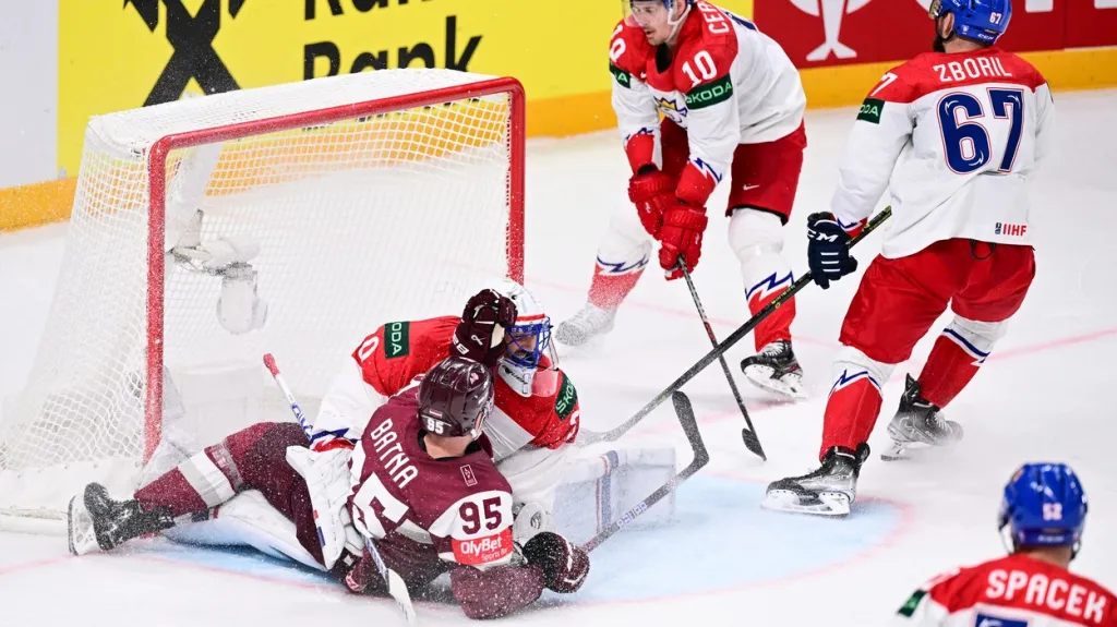 Oskars Batna z Lotyšska překonává Šimona Hrubce