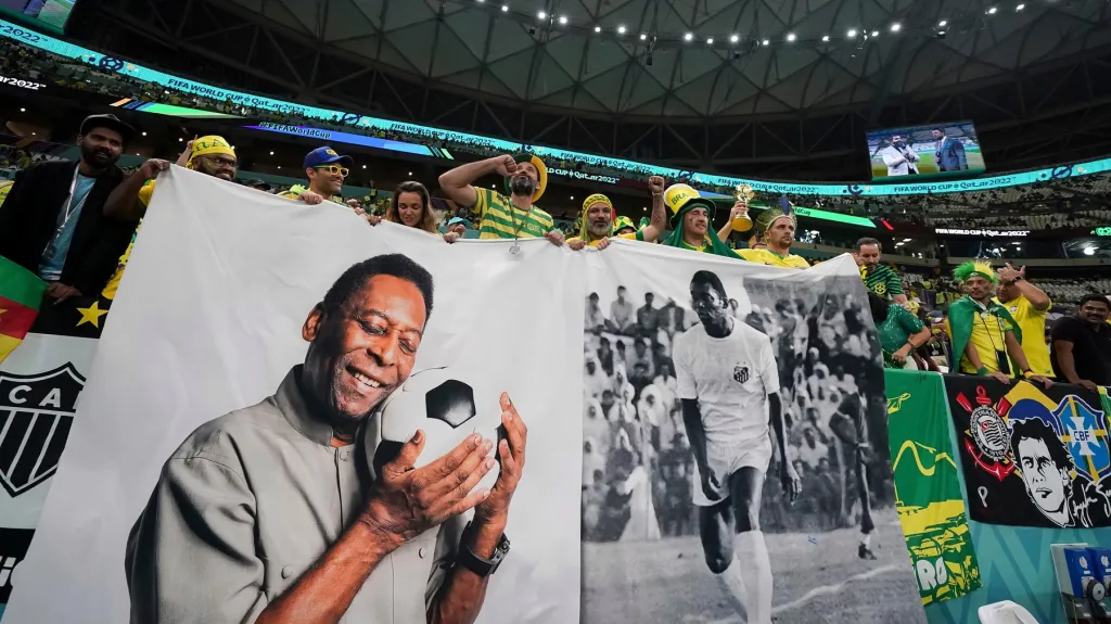 Transparenty s Pelého fotografiemi v hledišti v Kataru