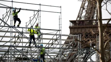 Příprava hlediště u Eiffelovy věže