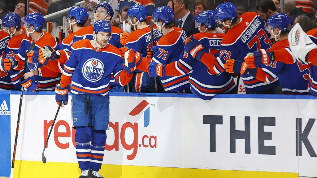 Zach Hyman oslavuje se spoluhráči z Edmontonu