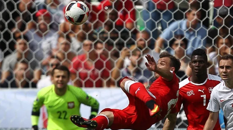 Shaqiriho parádní nůžky a gól Švýcarska na 1:1