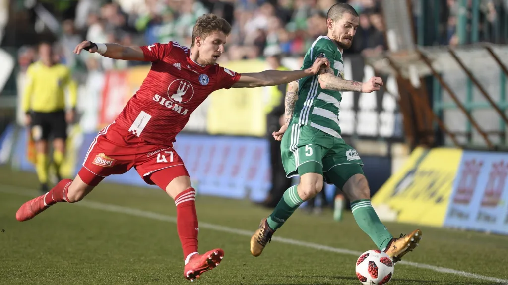 David Bartek z Bohemians 1905 v souboji s Jiřím Texlem z Olomouce