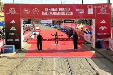 Rodrigue Kwizerav v cíli Pražského půlmaratonu 2026