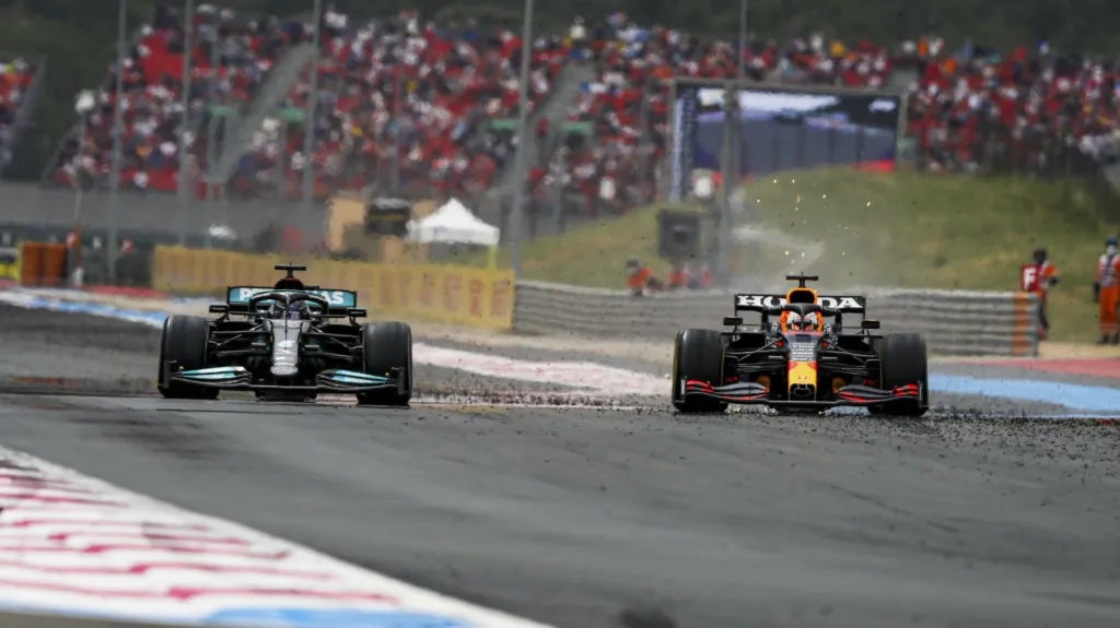 Hamilton a Verstappen