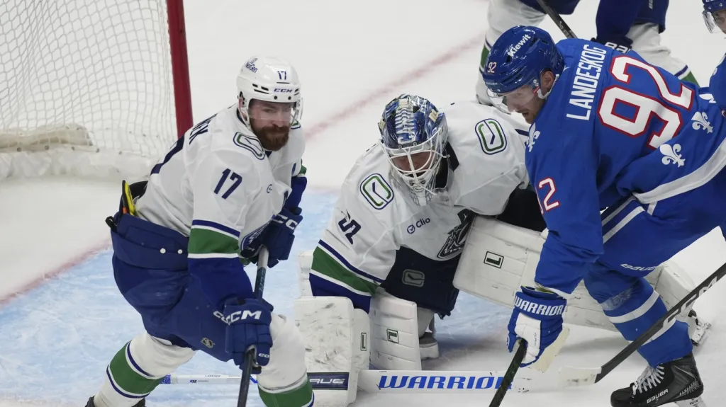 Obránce Vancouveru Filip Hronek v utkání proti Coloradu