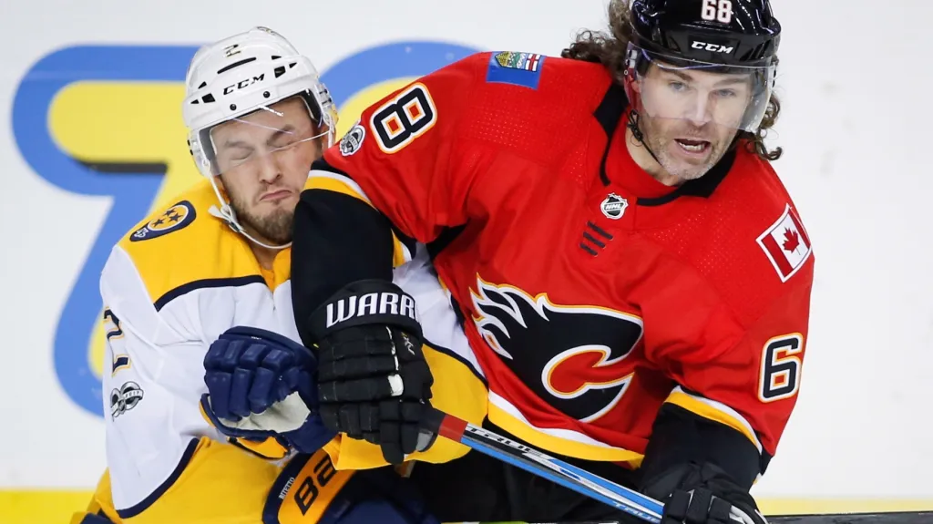 Jaromír Jágr v souboji s Anthonym Bitettem