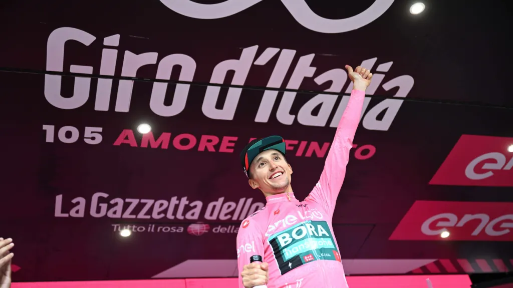 Jai Hindley s růžovým dresem