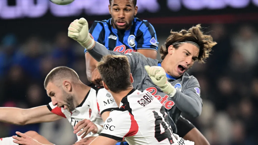 Souboj brankáře Atalanty Marco Carnesecchiho s hráči AC Milán