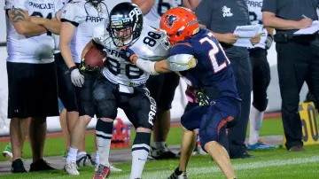 Daniel Kršák z Black Panthers se snaží projít přes Ondřeje Šisla z Lions