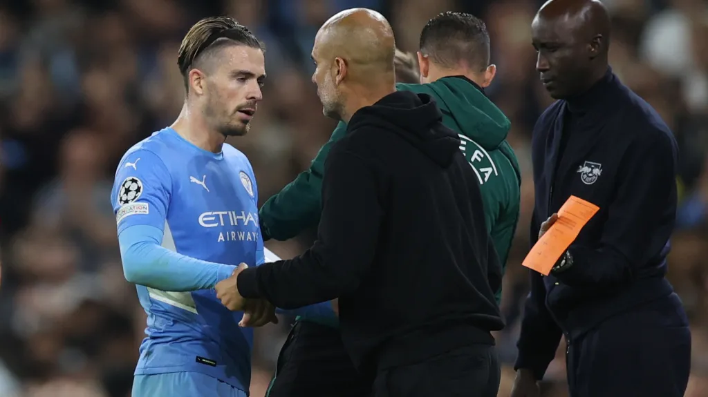 Trenér Manchesteru City Pep Guardiola s Jackem Grealishem