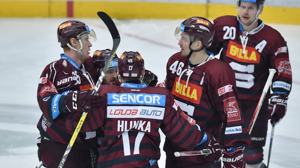 Hokejisté Sparty se radují z gólu do sítě Mladé Boleslavi