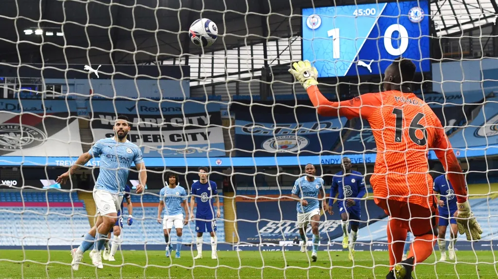 Brankář Edouard Mendy chytá penaltu Sergia Agüera