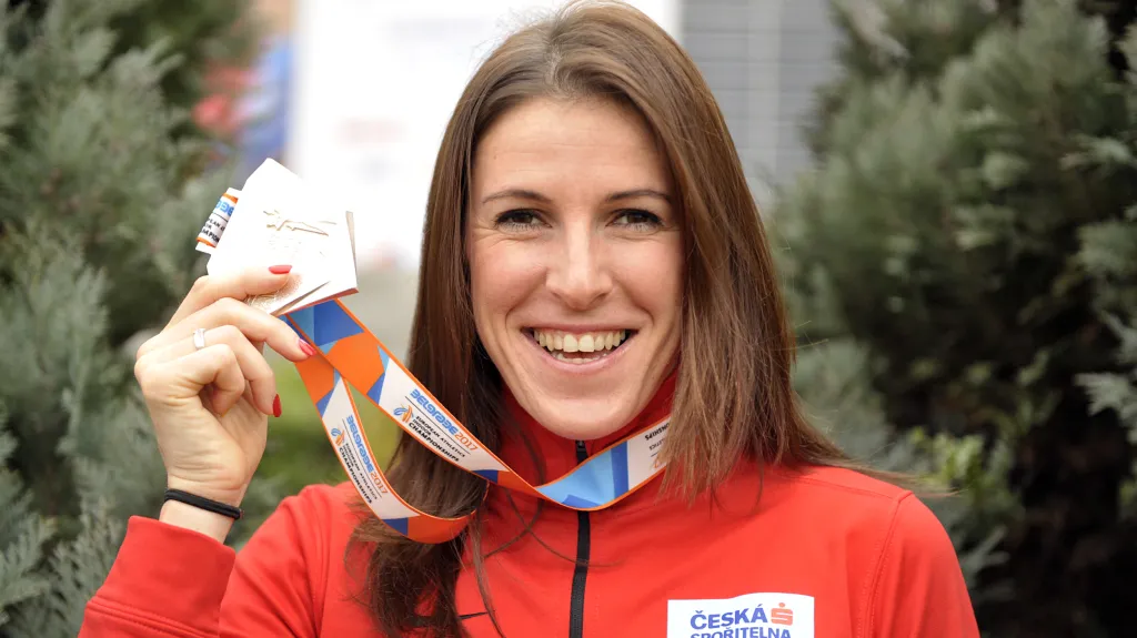 Zuzana Hejnová se stříbrnou medailí z halového ME